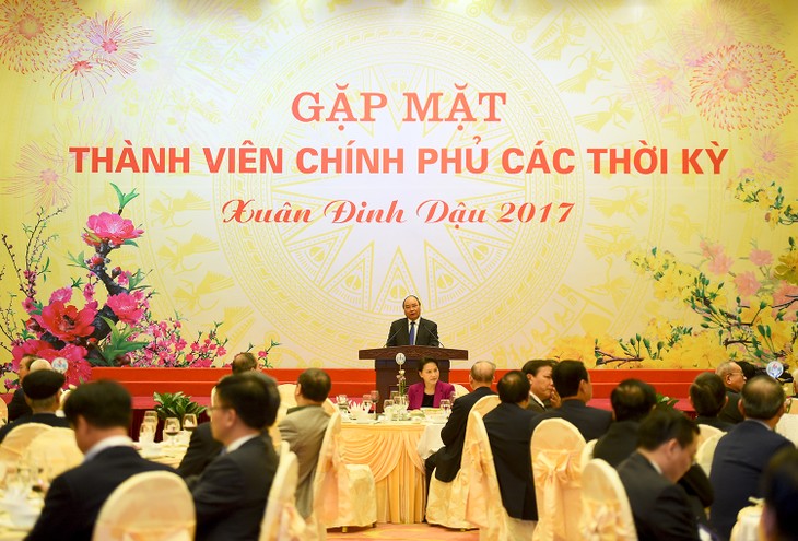 Prime Minister Nguyen Xuan Phuc meets former cabinet members - ảnh 1